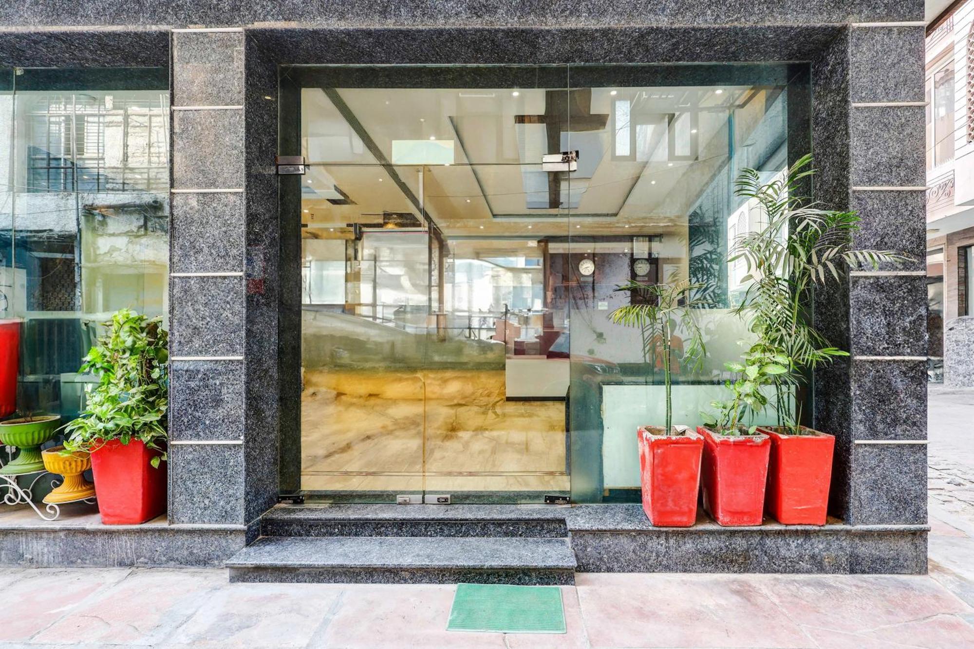 Super Townhouse Arakashan Road Paharganj Formerly Mohan International Yeni Delhi Dış mekan fotoğraf